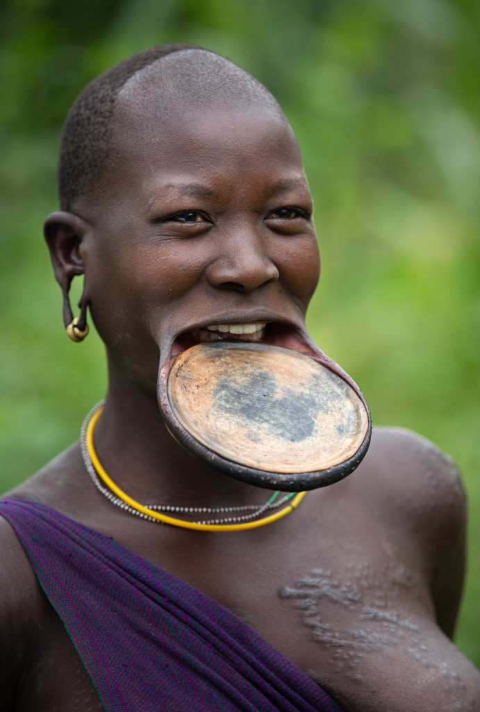 Lippenplatten des Surma-Volkes Afrikanische Körpermodifikation lächelnd