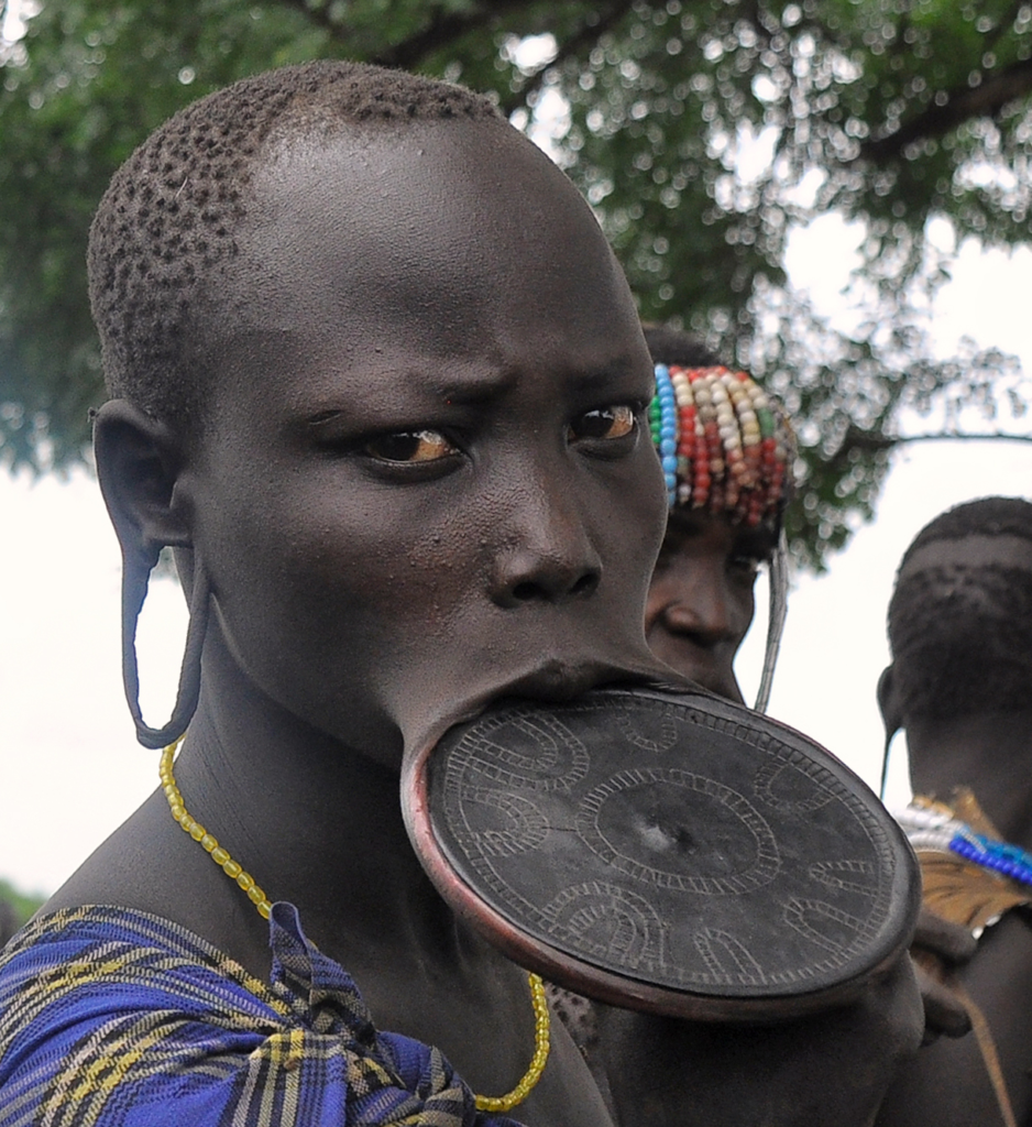 Placche per labbra della donna africana di modificazione del corpo del popolo Surma