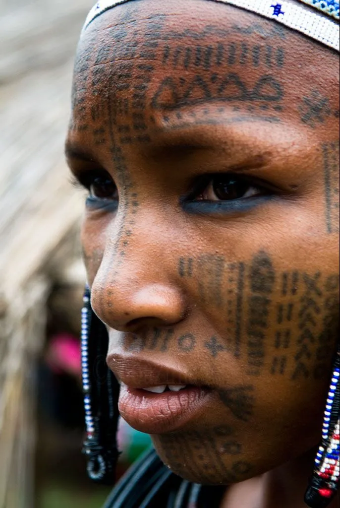 Tatuaggi Ragazza africana di modifica del corpo