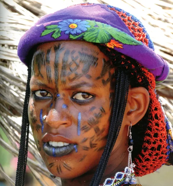 Tatuaggi Adolescente africano di modifica del corpo