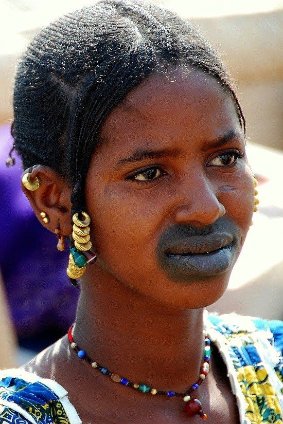 Modificación del cuerpo africano Ennegrecimiento de la goma de mascar jovencita