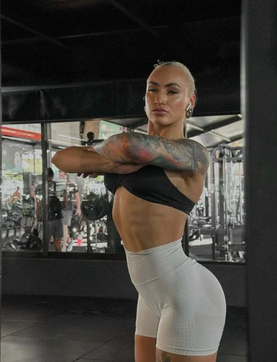 Daci (@i.am.daci) onlyfans model picture in gym wearing white short