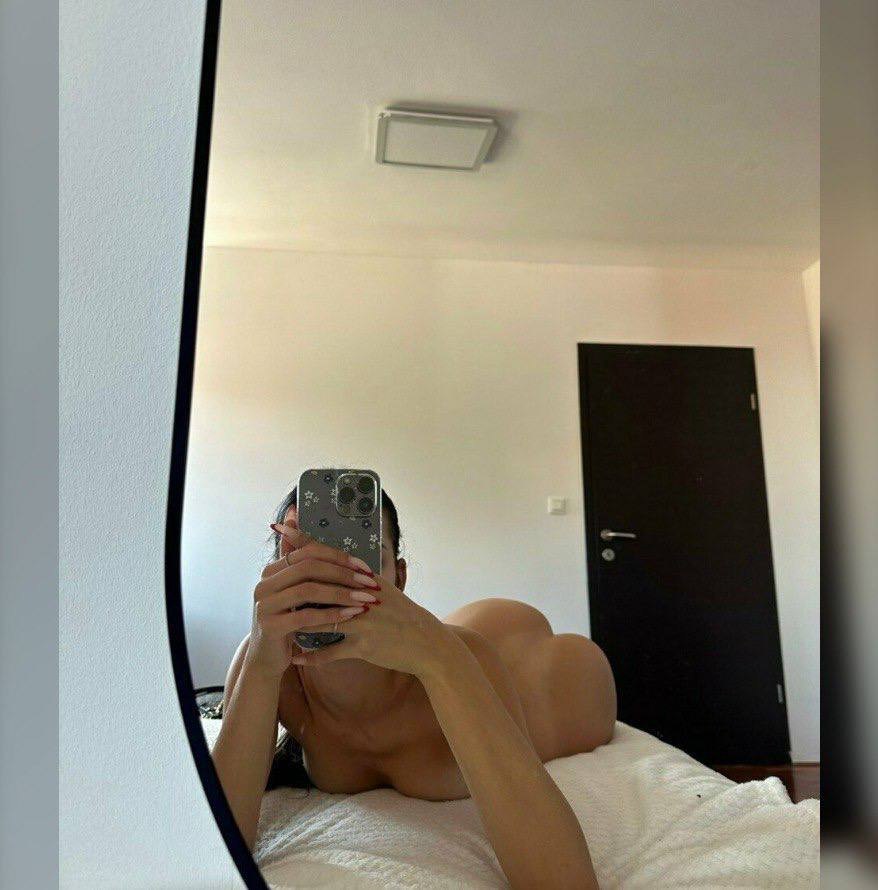 Sara Mia posing nude on a mirror selfie.