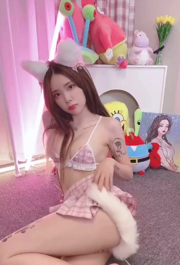 Girl Crush Yuka OnlyFans sexy picture wearing pink lingerie