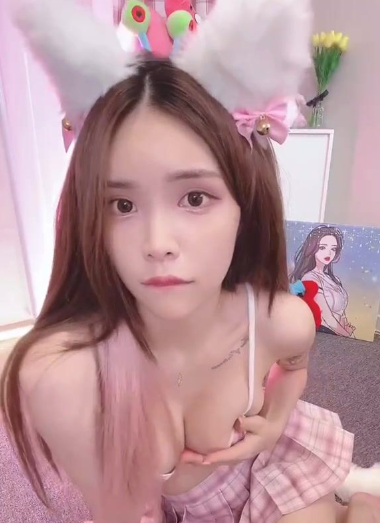 Girl Crush Yuka OnlyFans sexy picture wearing bunny ears