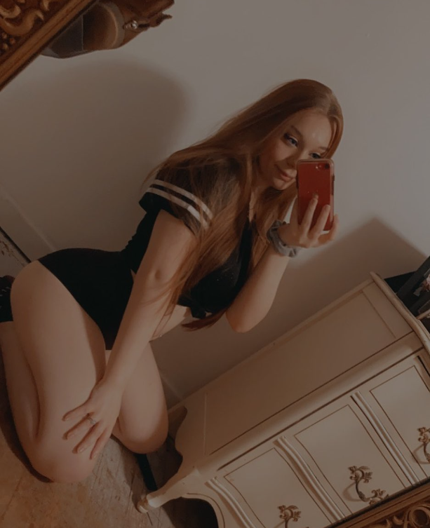Kenzie K (@kexziexlove) Onlyfans Lettisches Model sexy Spiegelaufnahme im Schlafzimmer