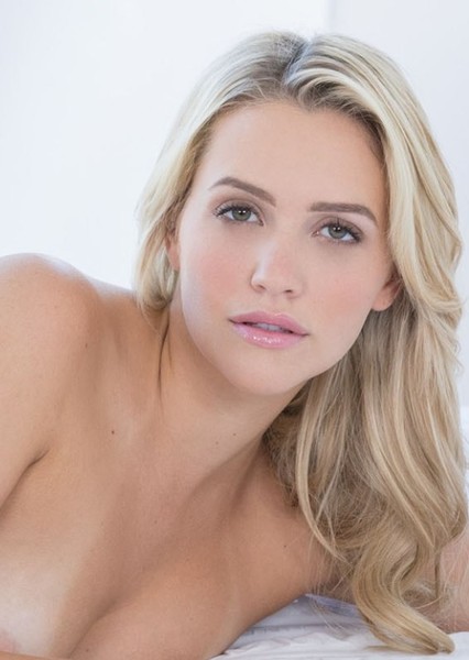 Mia @miamalkova une blonde sexy et actrice star du porno disponible sur Twitch et onlyfans. Montrant ses seins et ses fesses.