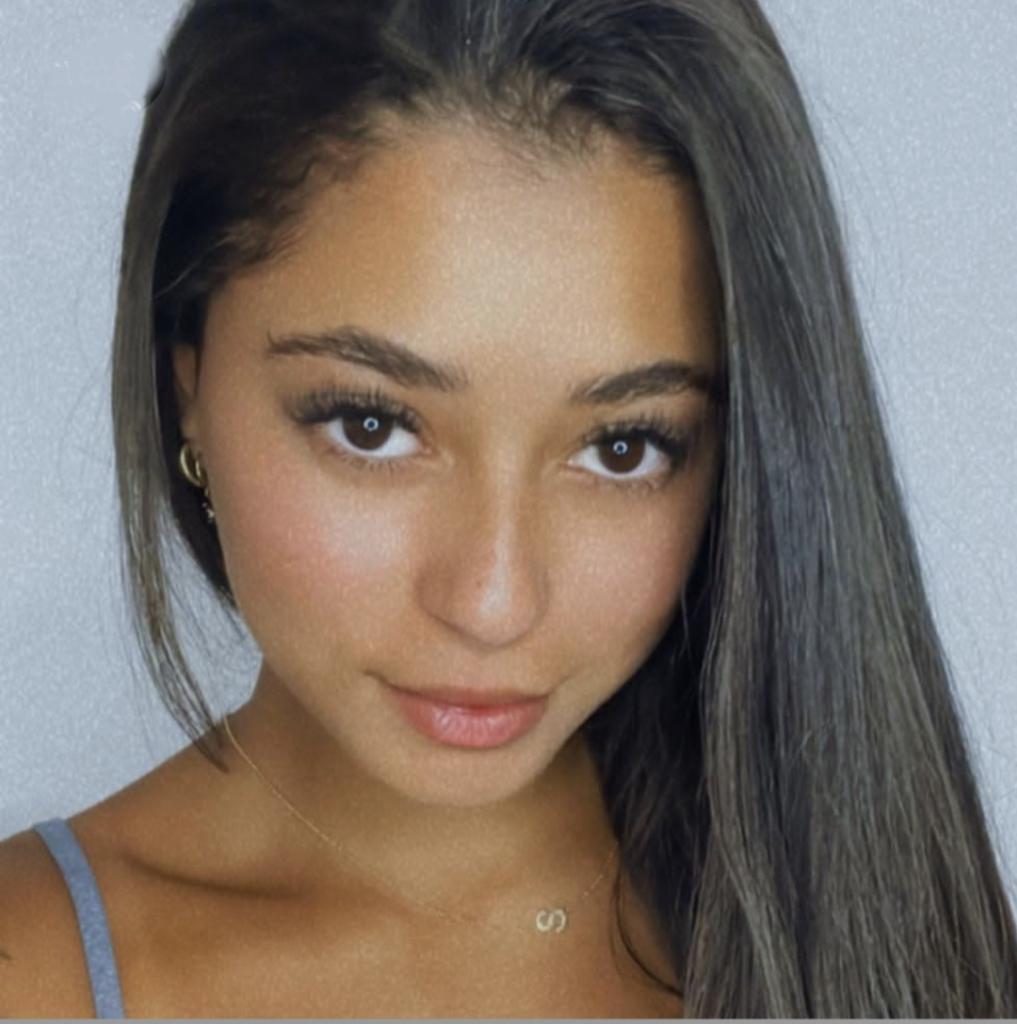 @itsaltheafreex OnlyFans Ely hot babe takes a beautiful selfie