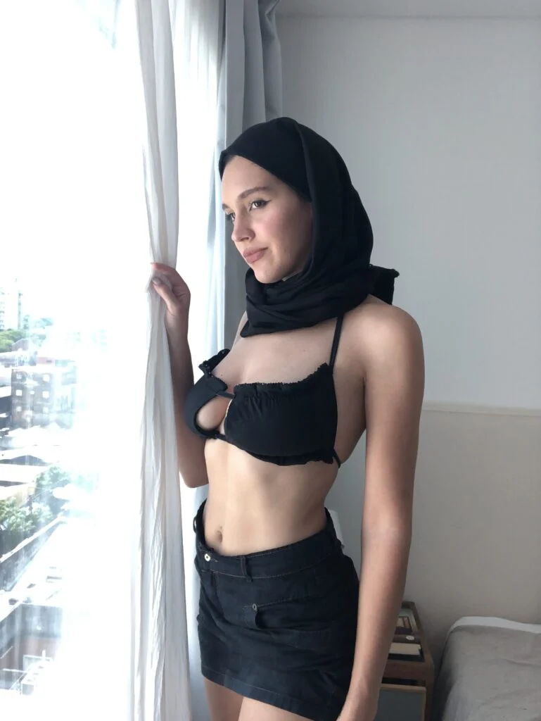 Clara blanc Bahreïn modèle OnlyFans dans un soutien-gorge aux seins énormes