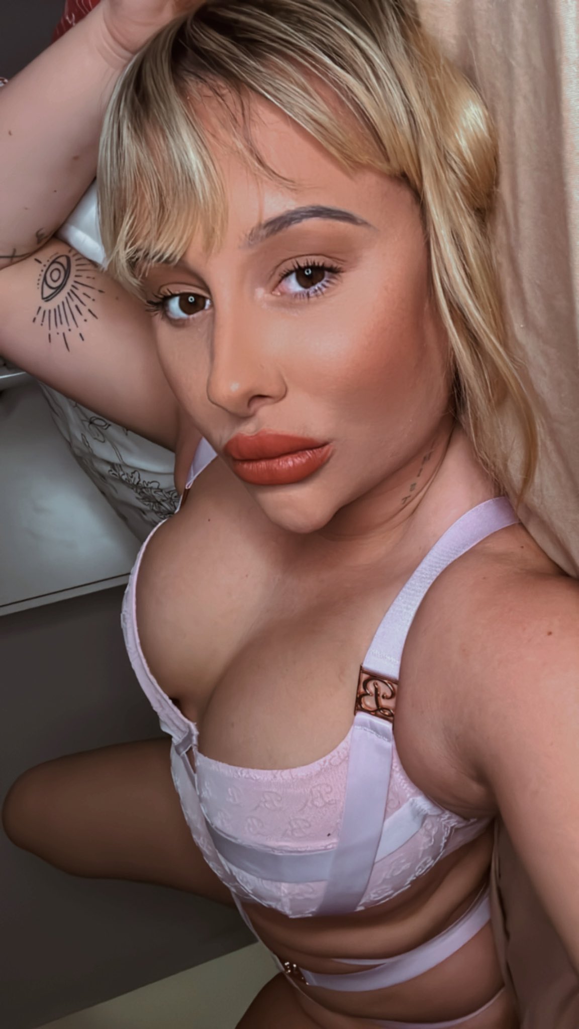 scarlett (@scarlettkissesxo) onlyfans armagh model with long blonde hair blue eyes wearing sexy pink lace lingerie