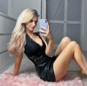 Bebahan: Your Hot Gamer Girlfriend (OnlyFans Review) | fanscribers.com