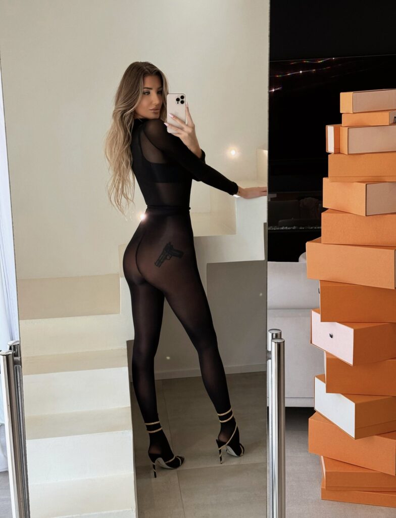 Christy White @christy_whitee OnlyFans MILF model wearing black