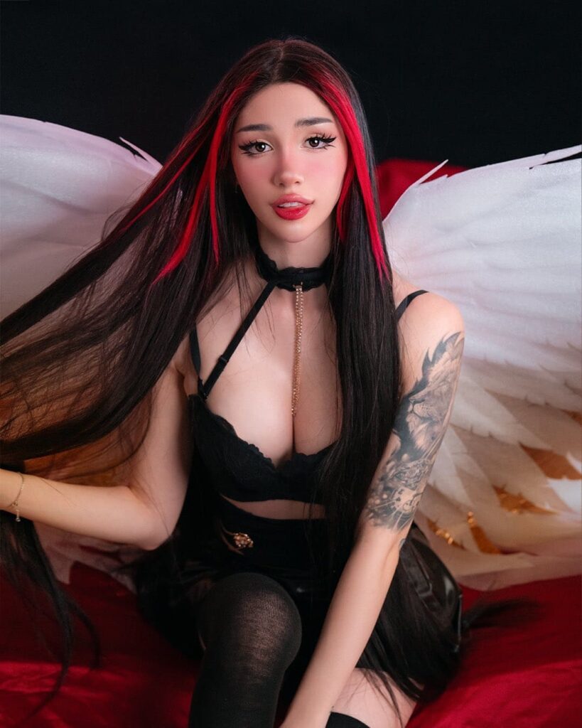Alyri_tv OnlyFans cosplayer model wearing 