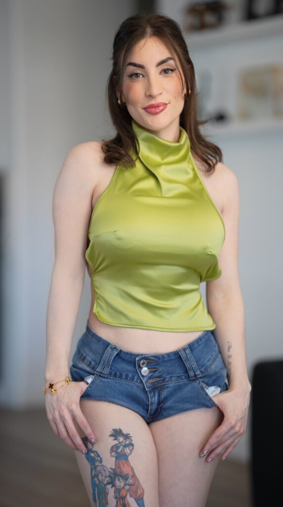 Saiiyansam @samantona OnlyFans model wearing green top and shorts