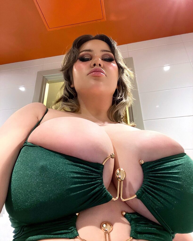Carolina Sukie @carolinasukie OnlyFans big tits model wearing green 