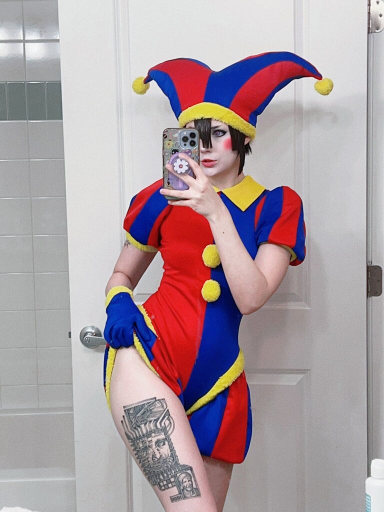Meggiicosplay @notmeggii OnlyFans cosplayer model wearing joker cosplay costume