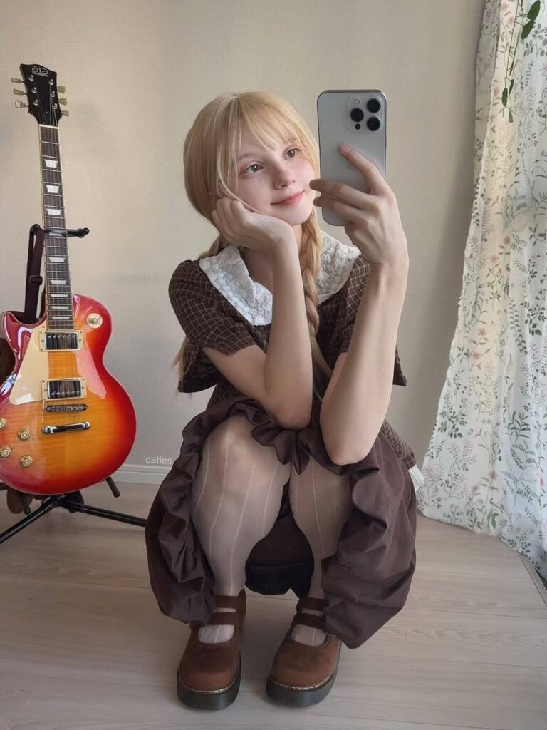 Caties OnlyFans cosplayer model