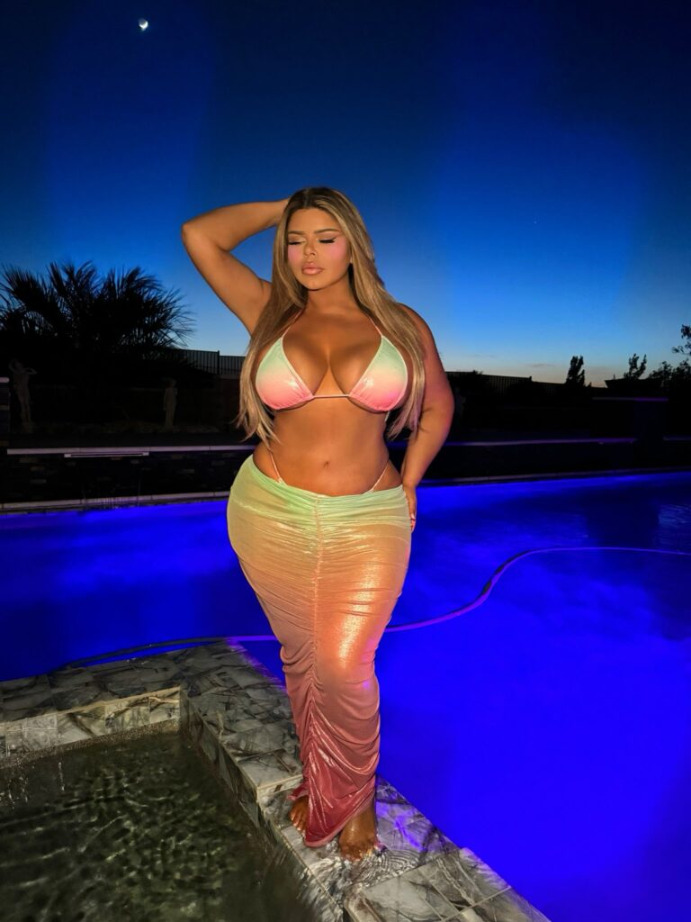 Shell Raven OnlyFans chubby model 